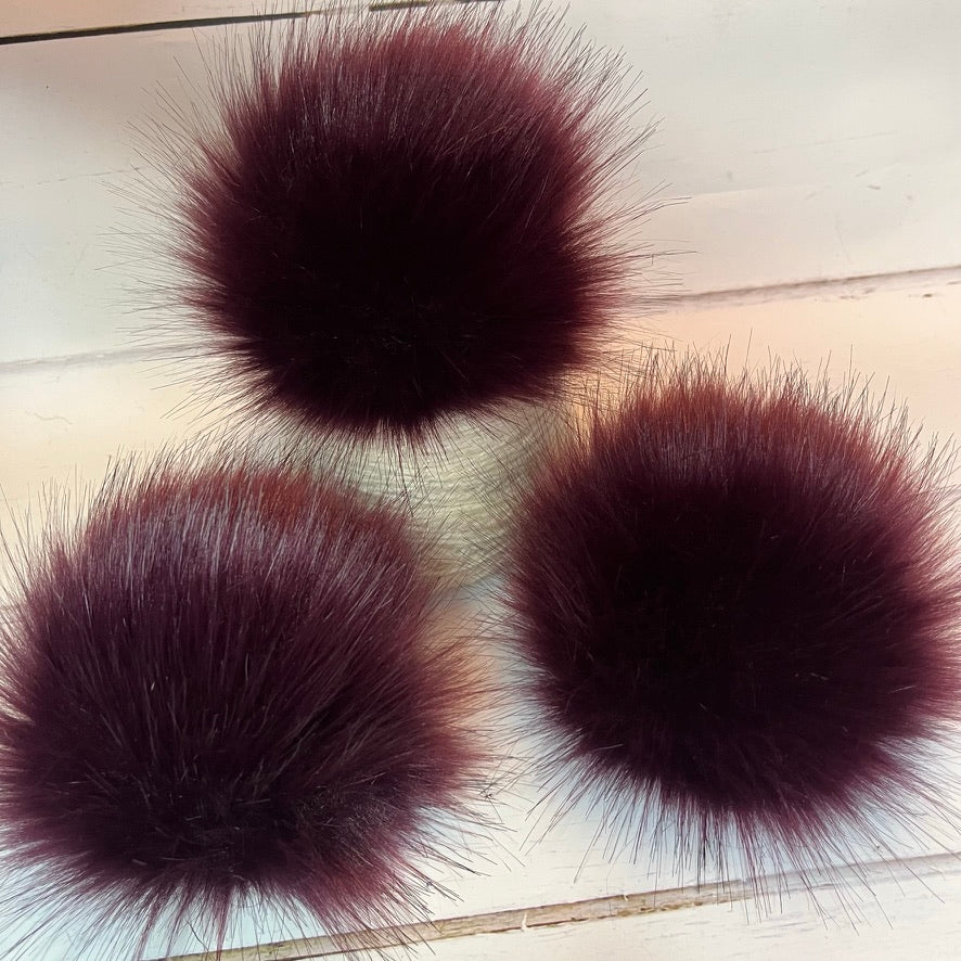 Berry faux fur pom pom