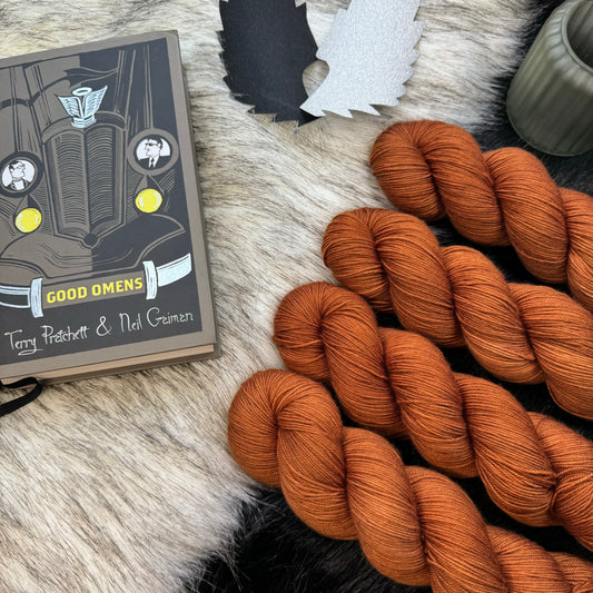Saunter Vaguely Downwards Tonal - Cosy 4 Ply - Hand Dyed Yarn