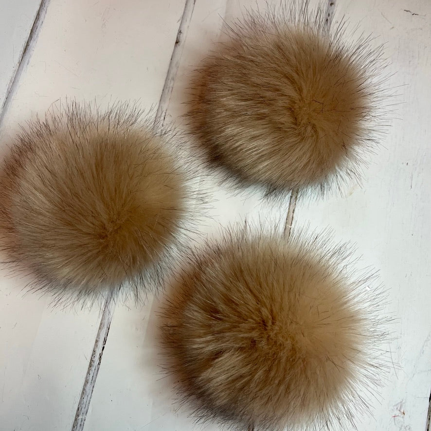 Oyster faux fur pom pom