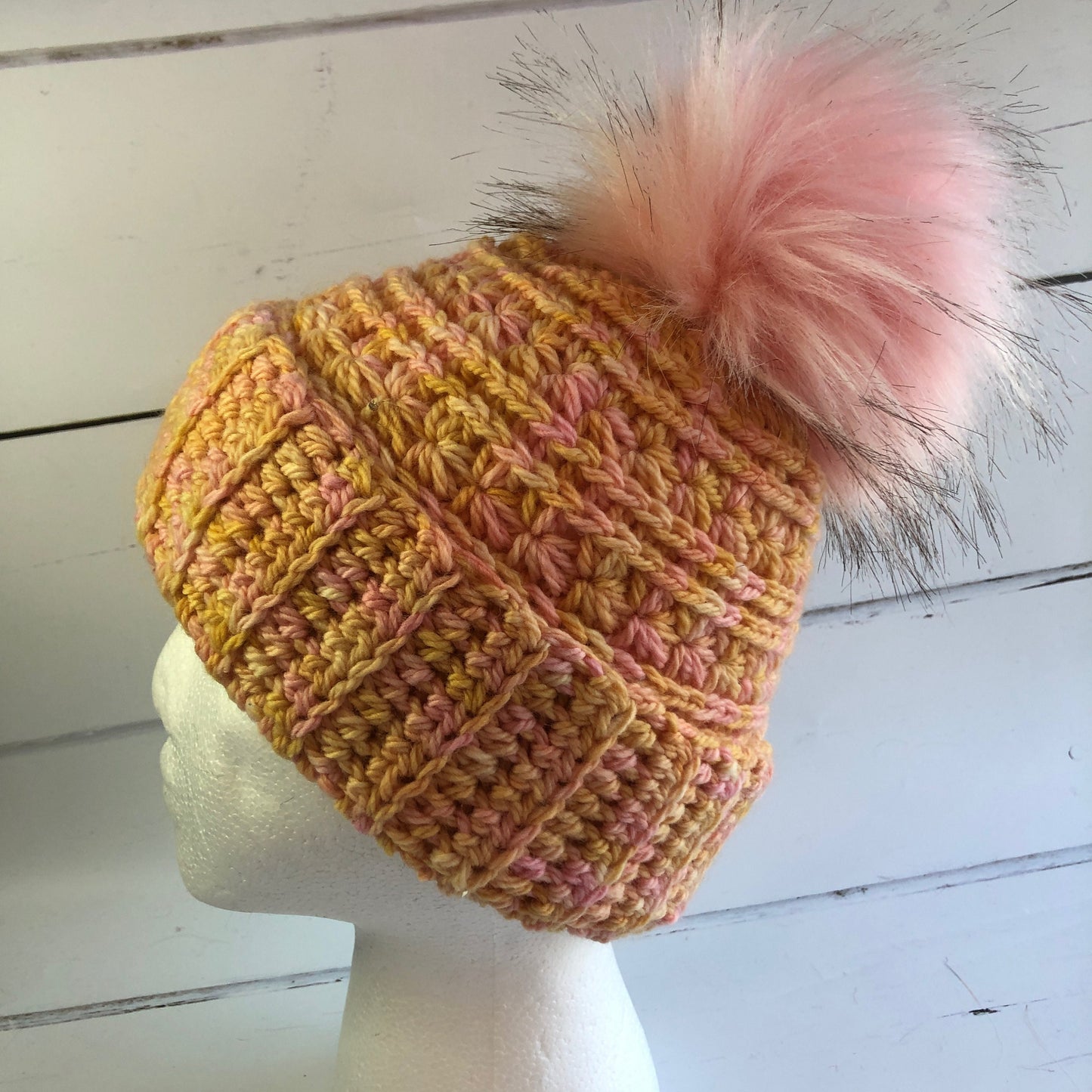 Star Crochet pom pom hat pattern - Intermediate